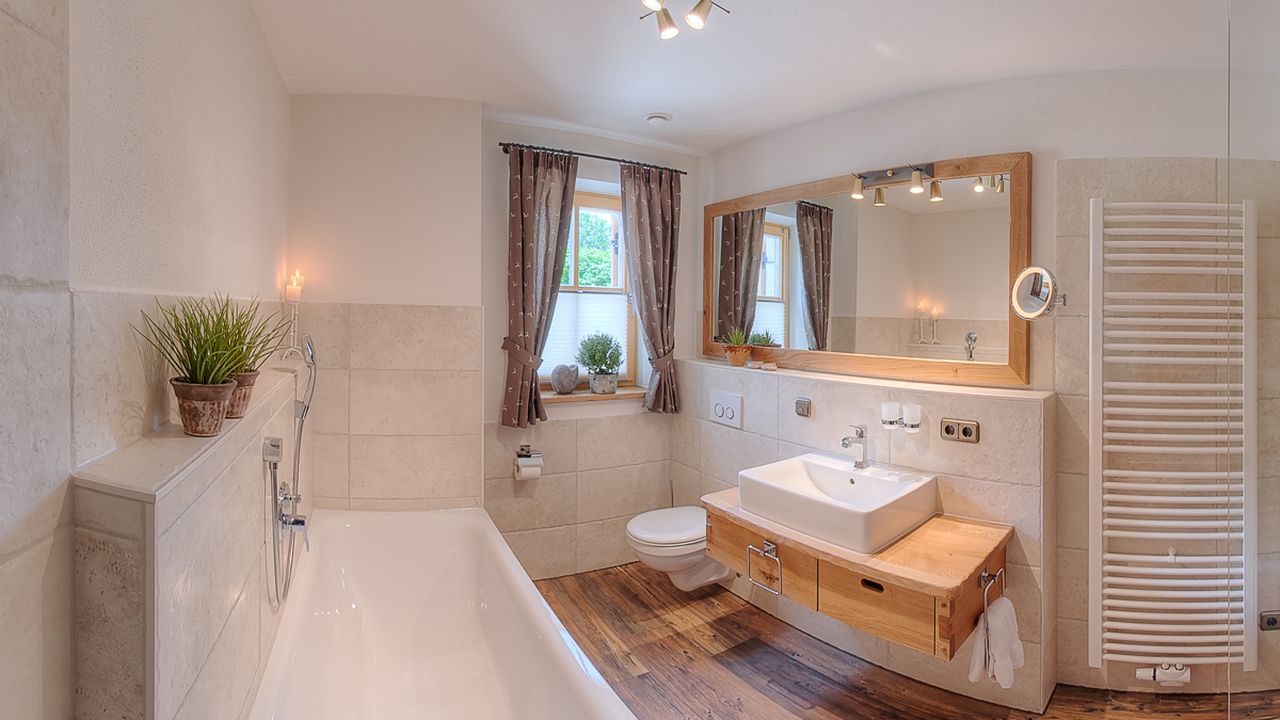 Bad mit Badewanne, Dusche, Waschtisch und WC Bad mit Badewanne, Dusche, Waschtisch und WC